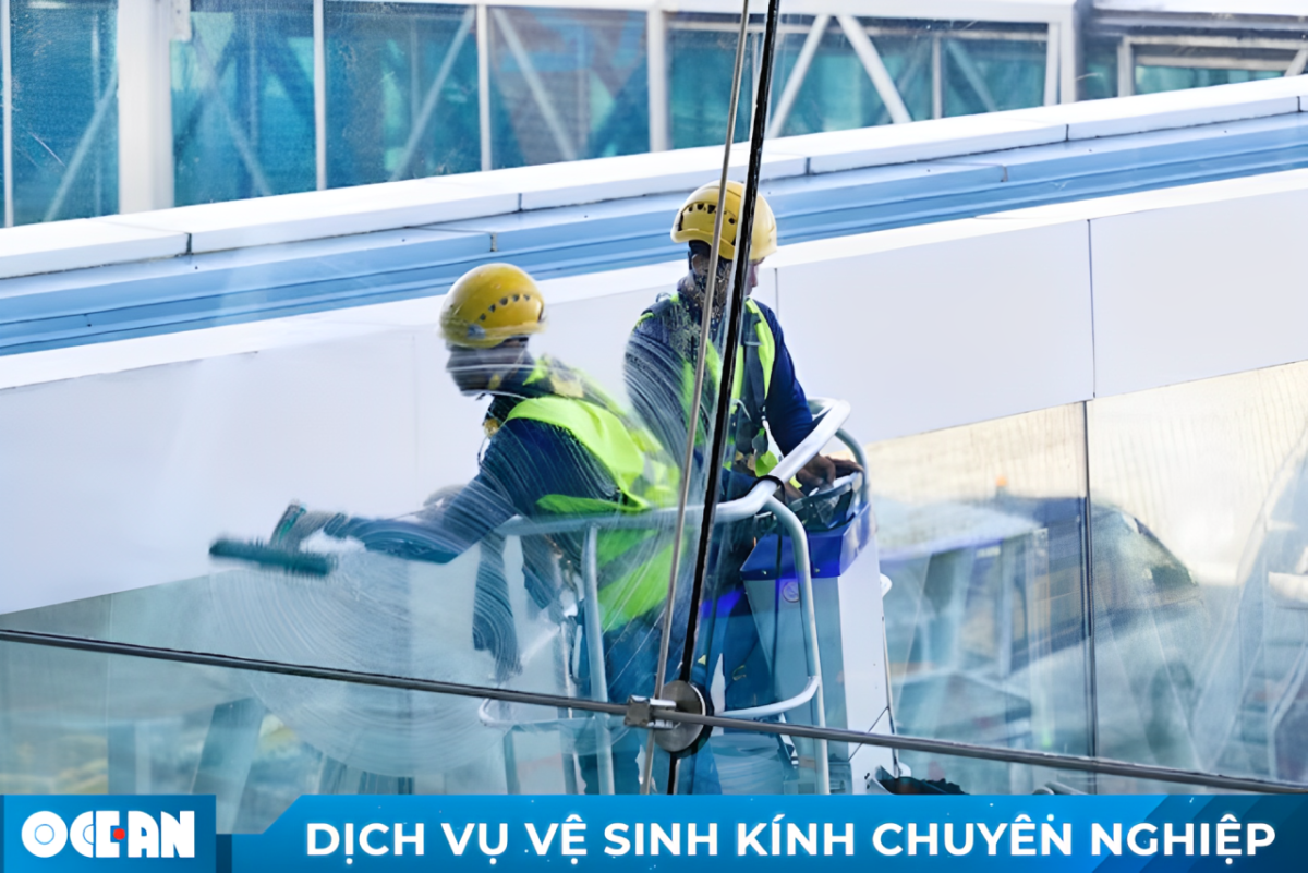 Dịch vụ vệ sinh kính bắc giang