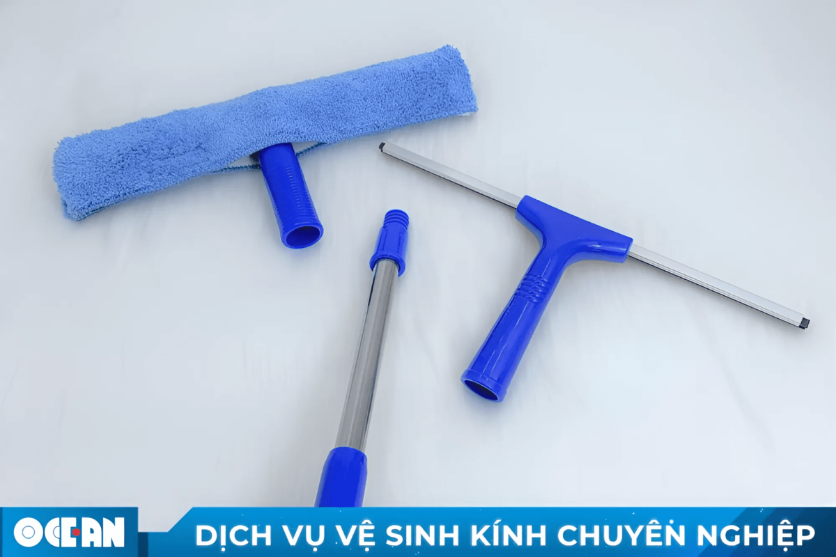 Gạt kính cầm tay hỗ trợ việc vệ sinh kính dễ dàng hơn