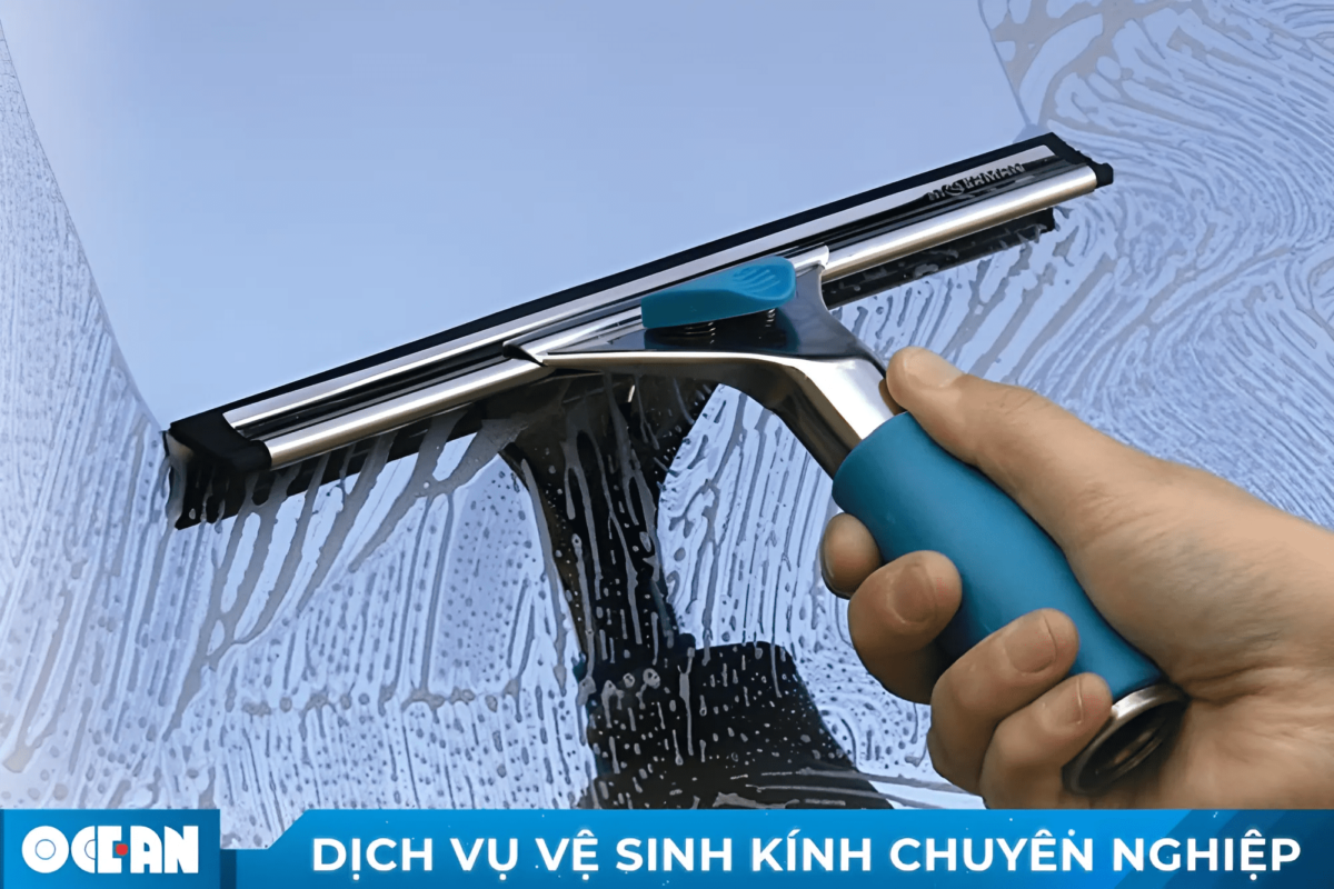 Gạt kính cầm tay hỗ trợ việc vệ sinh kính dễ dàng hơn