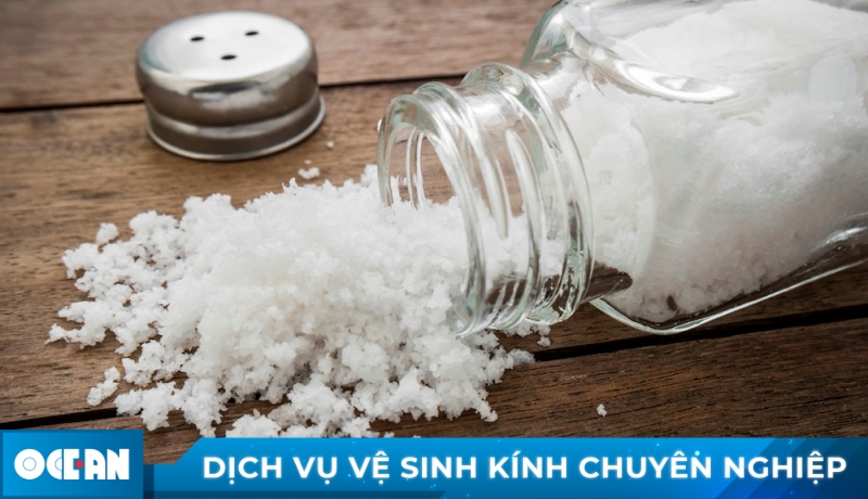 Vệ sinh kính bằng muối