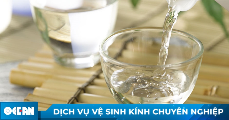 Dùng giấm để lau cửa kính