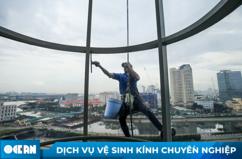 Vệ sinh cửa kính trên cao