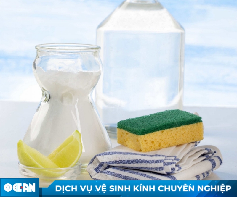 Dùng chanh hoặc giấm để tẩy vết sơn trên cửa kính