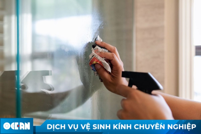 Dùng xăng để lau vết sơn ở trên cửa kính