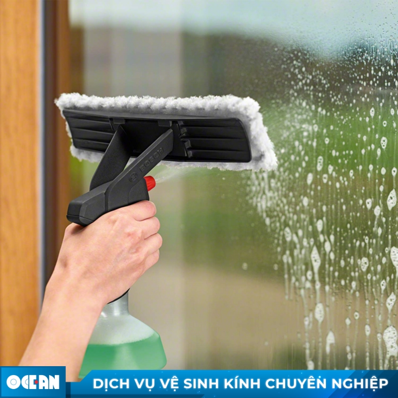 Vệ sinh sơn trên cửa kính bằng dung dịch chuyên dụng