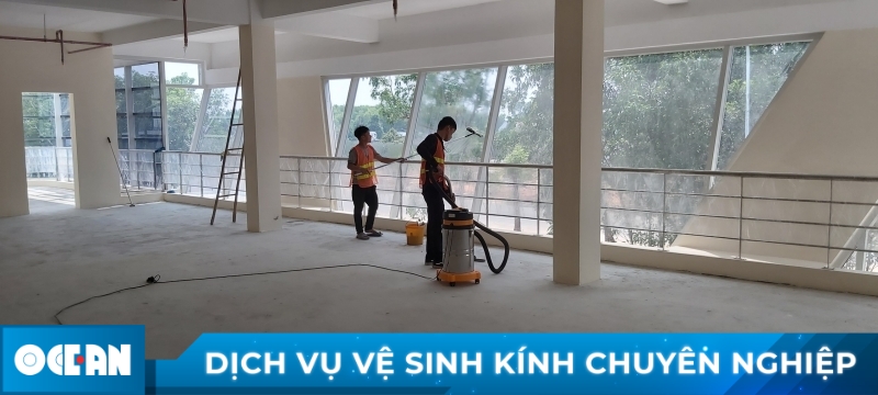 Dịch vụ lau kính chuyên nghiệp, chất lượng tại OCEAN