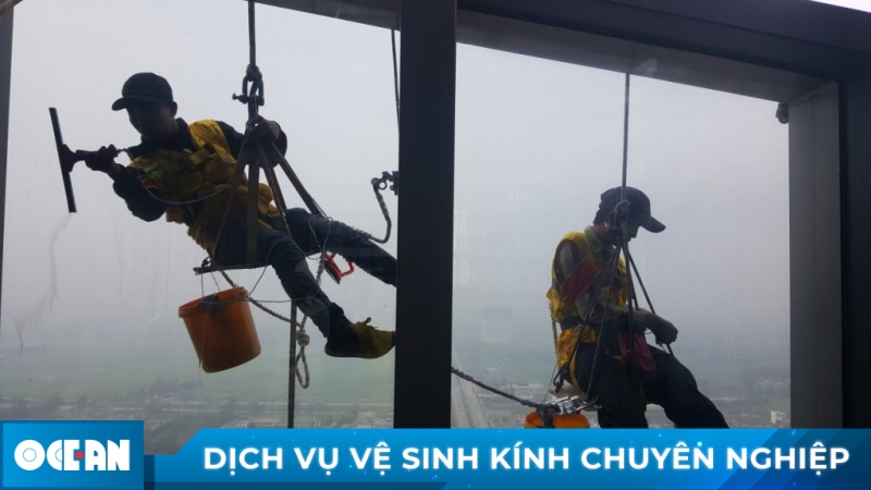 Rủi ro cần lưu ý khi lau cửa kính nhà cao tầng