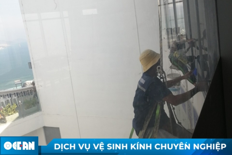 Quy trình triển khai vệ sinh kính công trình