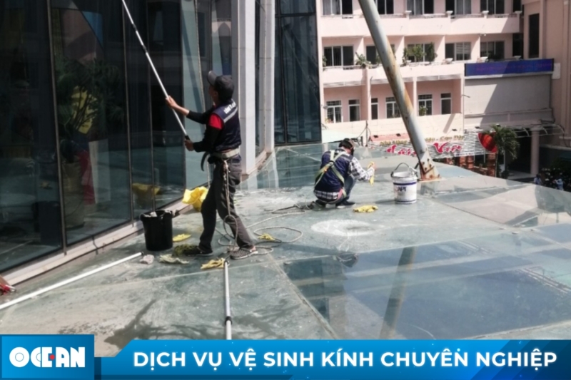 Tiến hành vệ sinh kính nhà cao tầng