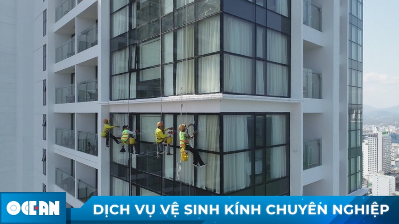  vệ sinh kính định kỳ sẽ duy trì sự sạch sẽ, tăng tuổi thọ cho kính và vẻ đẹp công trình