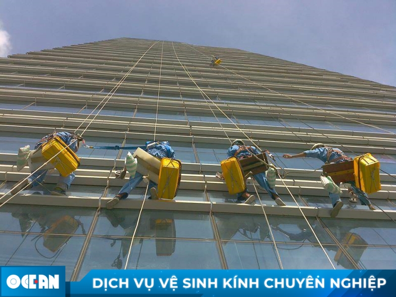 OCEAN tự hào là đơn vị cung cấp dịch vụ lau kính tại Quảng Ninh chuyên nghiệp