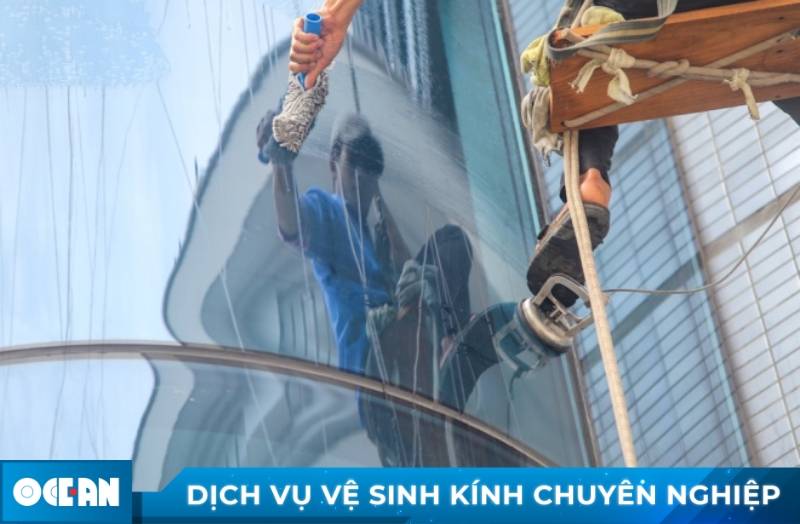 Dịch vụ lau kính tại Thái Nguyên chuyên nghiệp, giá rẻ 2024