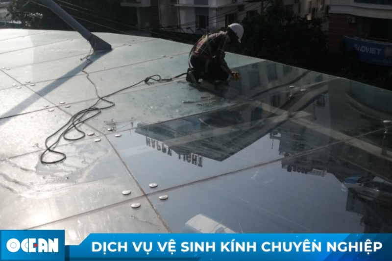 Dịch vụ vệ sinh kính ở OCEAN chuyên nghiệp, chỉnh chu