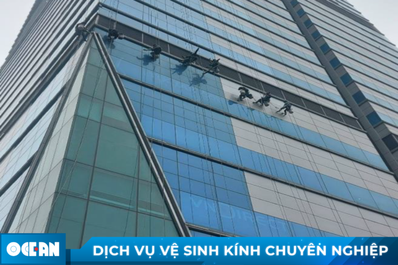 Dịch vụ lau kính tại TPHCM giá rẻ, chuyên nghiệp