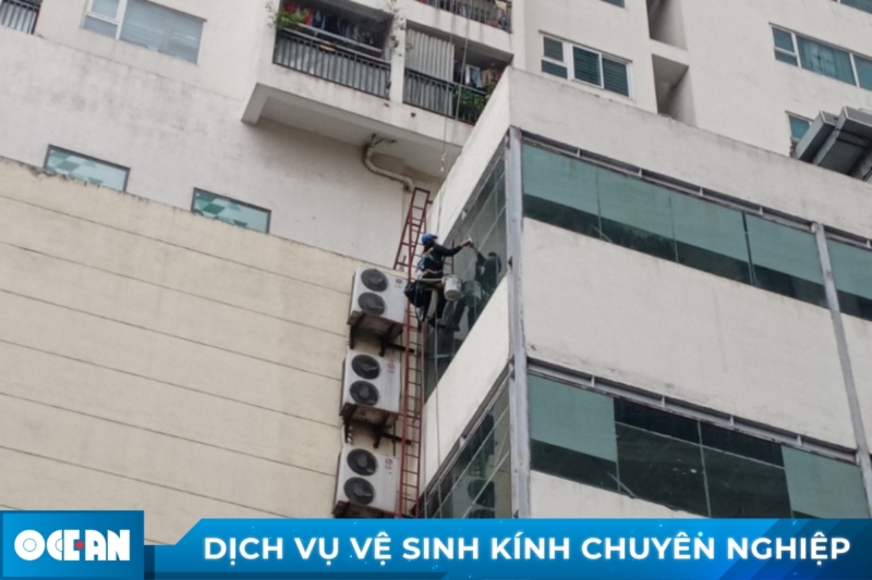 Kinh nghiệm khi sử dụng dịch vụ lau kính văn phòng