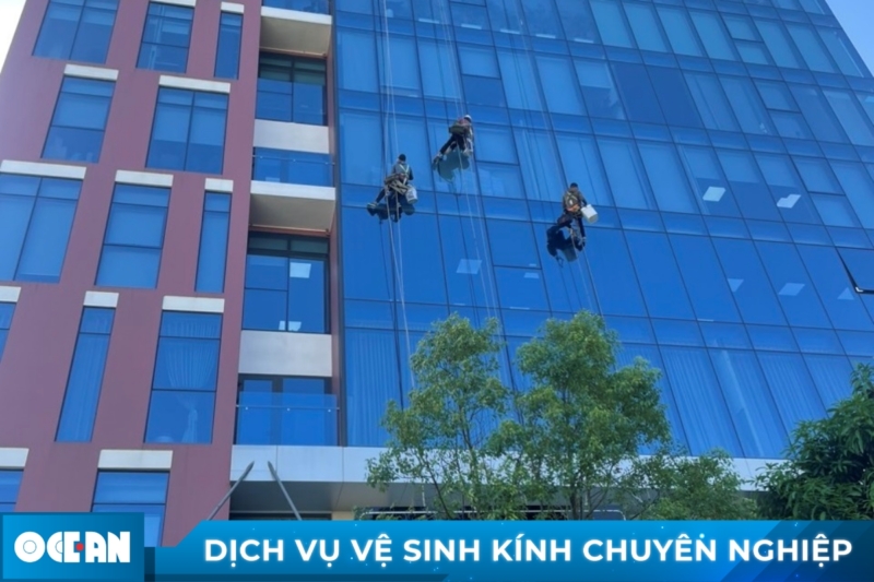 Dịch vụ lau kính văn phòng chuyên nghiệp, giá tốt