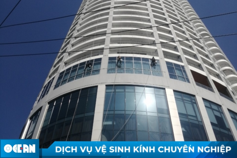 Dịch vụ vệ sinh kính tại Đà Nẵng chuyên nghiệp, chu đáo