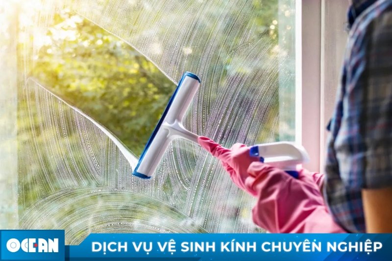 Tẩy kính bị ố mốc bằng dung dịch chuyên dụng