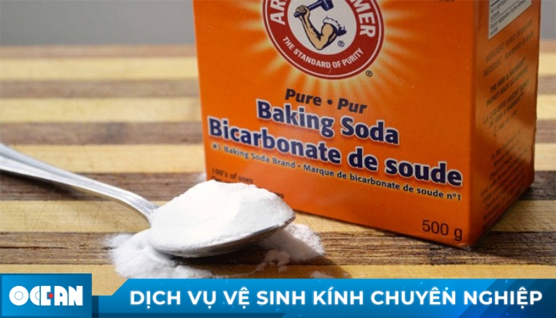 Tẩy kính ố mốc bằng baking soda