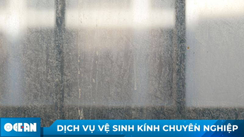 Kính bị ố mốc