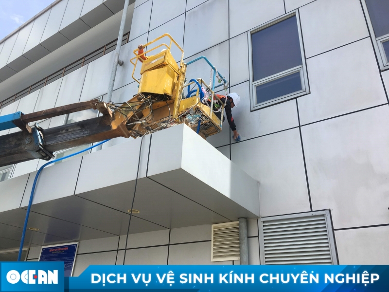 Chuẩn bị trang thiết bị cần thiết để vệ sinh cửa kính Alu